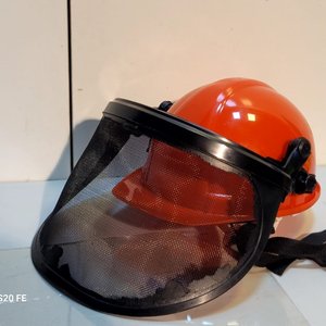 Casco de Seguridad Naranja con Protección Facial, Orejeras y Guantes Verdes - imagen 4
