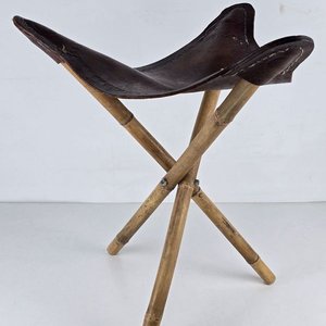Lote siguiente: Asiento Trípode Plegable de Cuero Estilo Gaucho