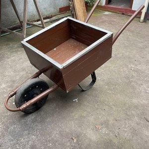 Carretilla de Madera Marrón con Ruedas Metálicas - imagen 1