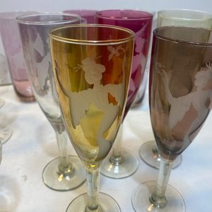 Cristalería Surtida: Copas y Vasos Rojizos con Grabados y Detalles Dorados - imagen 5