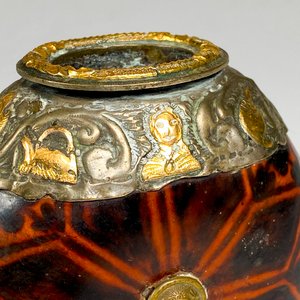 Mate galleta con linda virola de plata y oro decorada ,con soporte - imagen 3