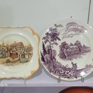 Lote de Porcelana Variada: Platos Decorativos, Ensaladera y Jarrita - imagen 5
