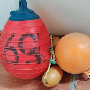 Lote de 3 Boyas de Pesca Variadas: Roja con '69', Naranja y Amarillas - imagen 1