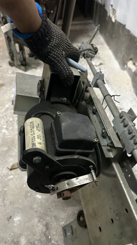 Mecanismo de apertura para ascensores con motor eléctrico - imagen 2