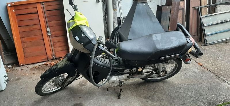 Moto Yumbo Eco 70 con Casco y Chaleco Reflectivo