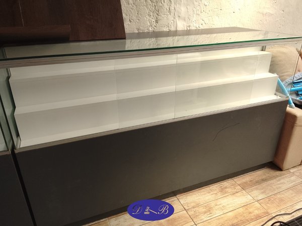 Vitrina Exhibidora con Puertas y Estantes