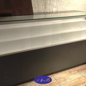 Lote siguiente: Vitrina Exhibidora con Puertas y Estantes