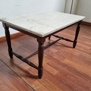 Mesa Ratona Antigua con Tapa de Mármol y Patas Torneadas - imagen 3