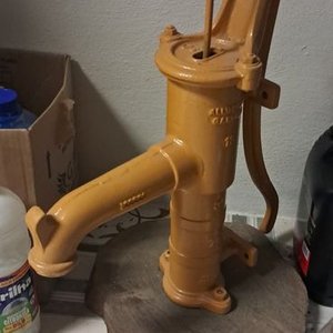 Bomba de Agua Antigua de Hierro Fundido con Base de Madera - imagen 3