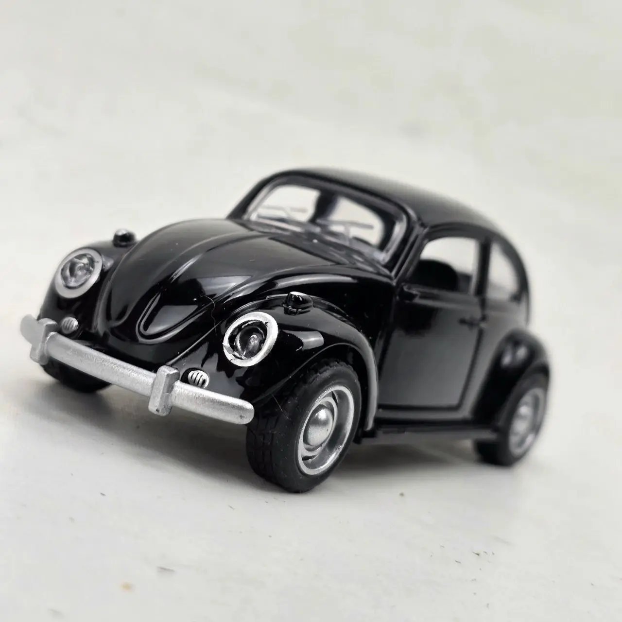 Auto a Escala Metálico Negro Estilo Volkswagen Escarabajo