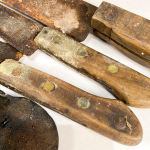 Lote de 3 machetes y 2 cuchillos con funda - imagen 2