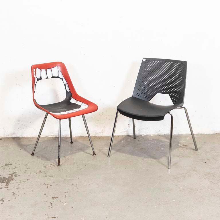 Lote siguiente: Sillas de PVC con diseño colorido y detalles en la pintura