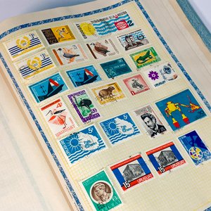 Álbum Clasificador de Sellos de Varios Países con Decoración de Sellos - imagen 4