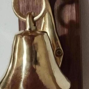 Campana de Bronce Macizo con Soporte y Base de Madera - imagen 2