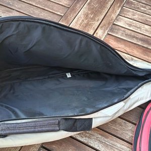 Dos fundas para raquetas de tenis Babolat y Wilson con cierres y correas,  con detalles de uso - imagen 3