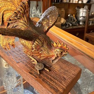 Pareja de Gallos Decorativos en Bronce con Bases de Madera Antigua - imagen 6