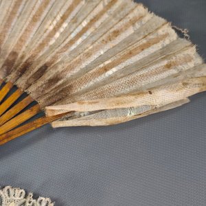 Lote de Tres Abanicos Antiguos: Nácar Decorado y Madera Pintada a Mano - imagen 19