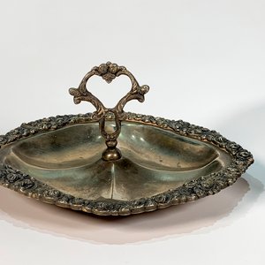 Set de 2 Piezas Metálicas Vintage: Copetinero y Centro Cóncavo con Guarda Floral - imagen 2