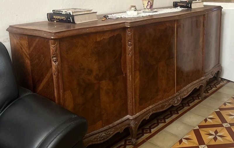 Lote anterior: Aparador antiguo de madera con detalles tallados