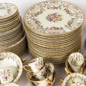 103 Piezas de mesa porcelana alemana Rosenthal, diseño floral, borde dorado (algunos con desgaste). Medidas: 10x6 cm - imagen 2