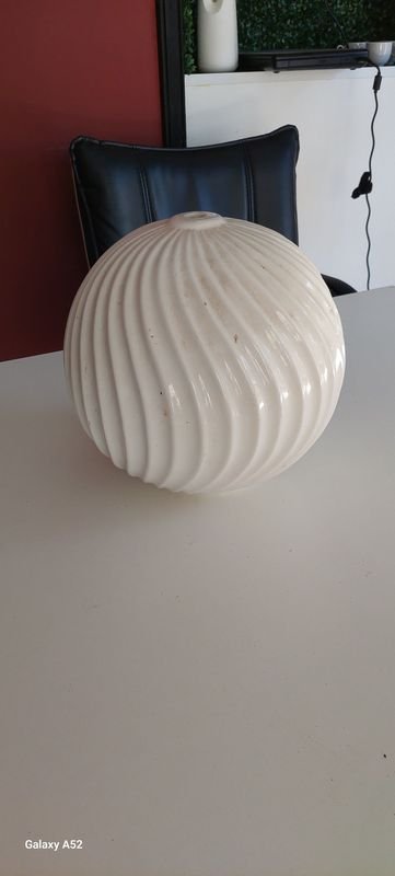 Lote siguiente: Base de lámpara blanca y elegante