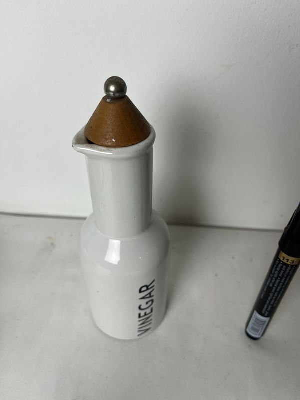 Vinagrera de Cerámica con Manija de Madera y Tapón Metálico - imagen 3