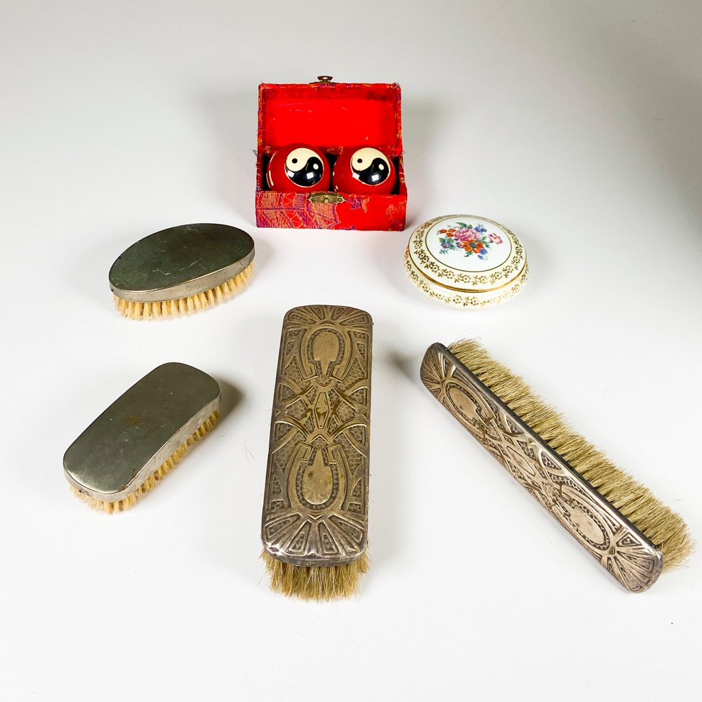Lote siguiente: Cepillos y estuche con bolas chinas