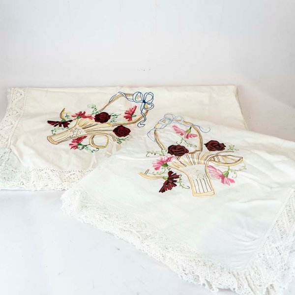 Lote siguiente: Manteles bordados y calados con motivos florales