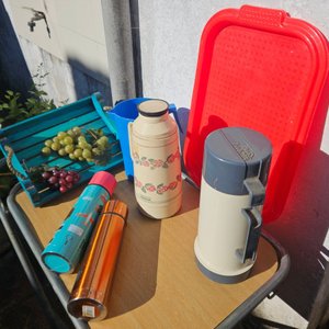 Lote de Termos, Bandejas y Adornos Decorativos - imagen 3