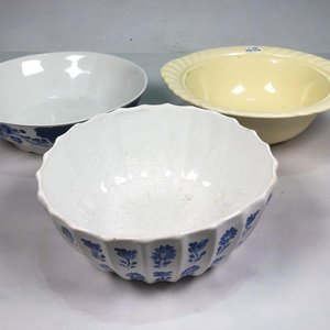 Lote anterior: Tres Centros de Porcelana con Diseños Florales Azules y Uno Amarillo