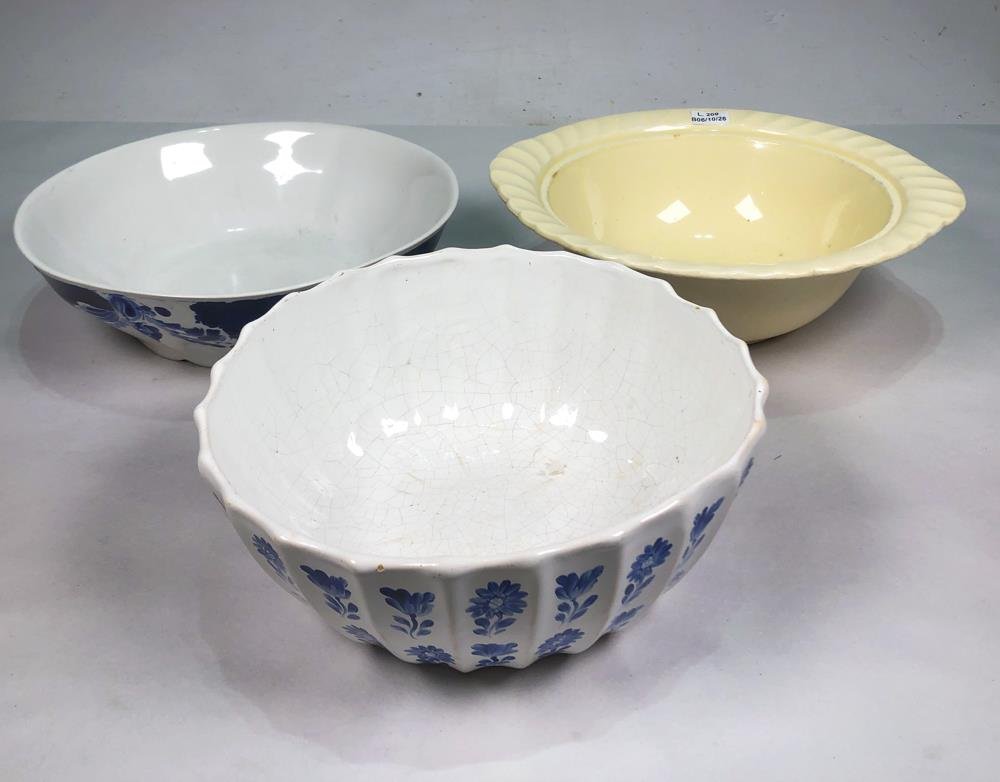 Tres Centros de Porcelana con Diseños Florales Azules y Uno Amarillo