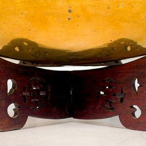 Centro de Bronce con Decoración Oriental y Base de Madera - imagen 3