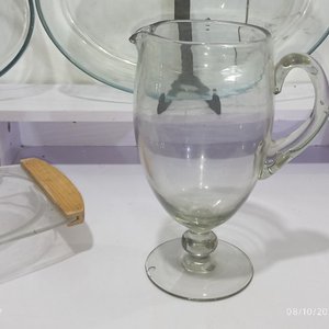 Lote de 5 piezas de bazar: Fuentes de vidrio, jarra, florero y copetinera acrílica - imagen 3