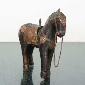 Adorno de Caballo en Madera y Bronce con Detalles Decorativos - imagen 1
