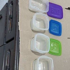 Juego de 4 recipientes plásticos apilables con tapas de colores - imagen 5