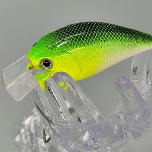 Señuelo de Pesca Crankbait Verde y Amarillo con Babero y Anzuelos - imagen 3