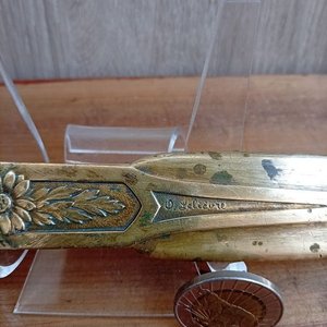Abrecartas de Bronce Firmado con Diseño Floral y Moneda - imagen 2