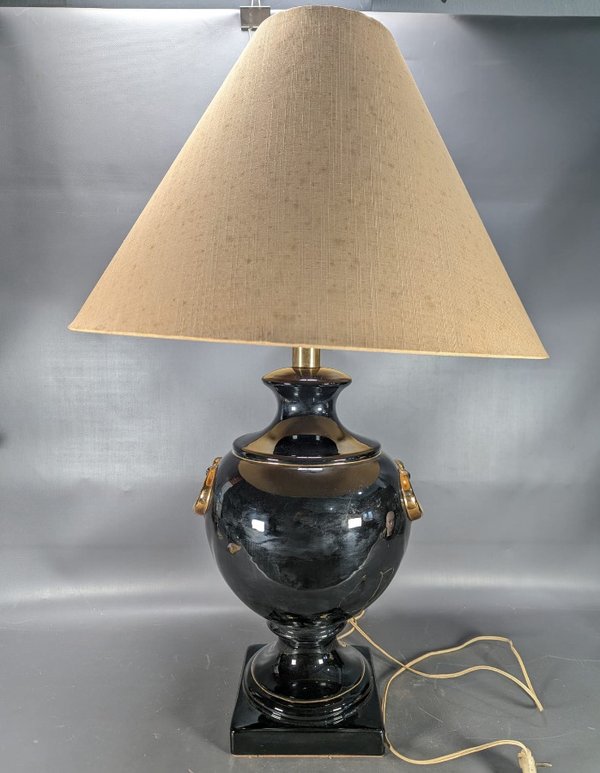 Lámpara de Mesa Antigua en Loza Negra con Asas Doradas y Pantalla Beige - imagen 1