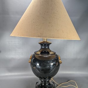 Lote anterior: Lámpara de Mesa Antigua en Loza Negra con Asas Doradas y Pantalla Beige