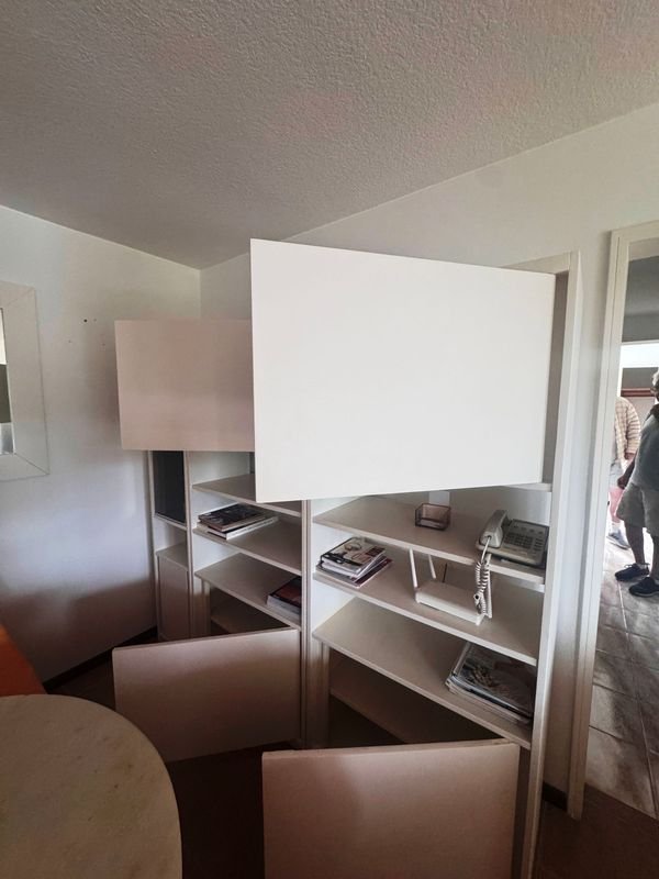 Aparador de diseño moderno con estanterías y puerta de vidrio - imagen 4