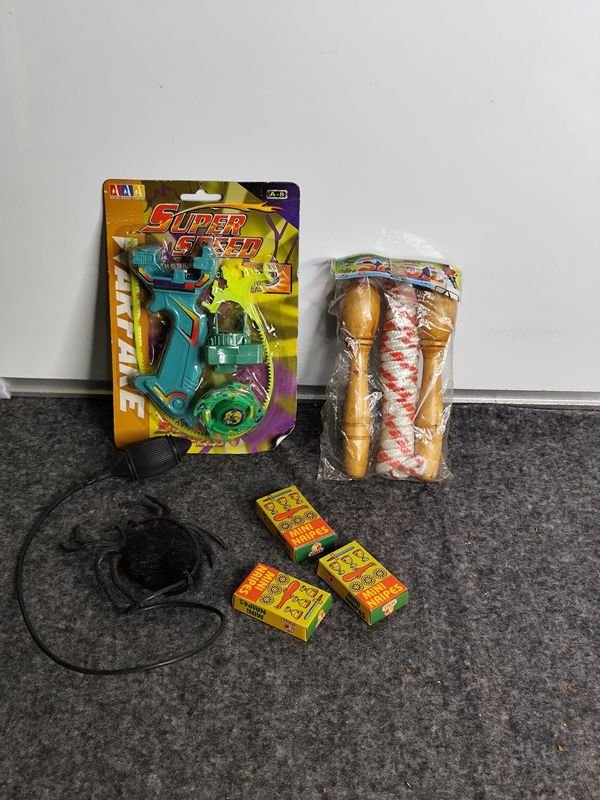 Lote de 6 Juguetes Antiguos: Trompo, Saltador y Mini Naipes