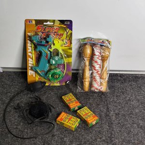 Lote de 6 Juguetes Antiguos: Trompo, Saltador y Mini Naipes - imagen 1