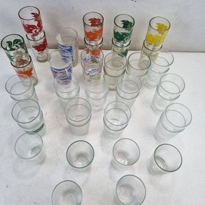 Lote de 46 Vasos de Vidrio con Motivos Decorativos Variados - imagen 3