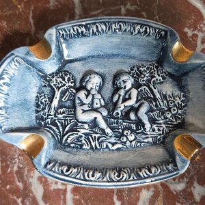 Cenicero de Porcelana Italiana Capodimonte con Querubines en Relieve - imagen 2