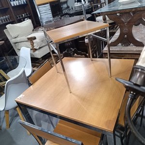 Lote anterior: Juego de Comedor: Mesa Cuadrada de Madera y Metal con 4 Sillas