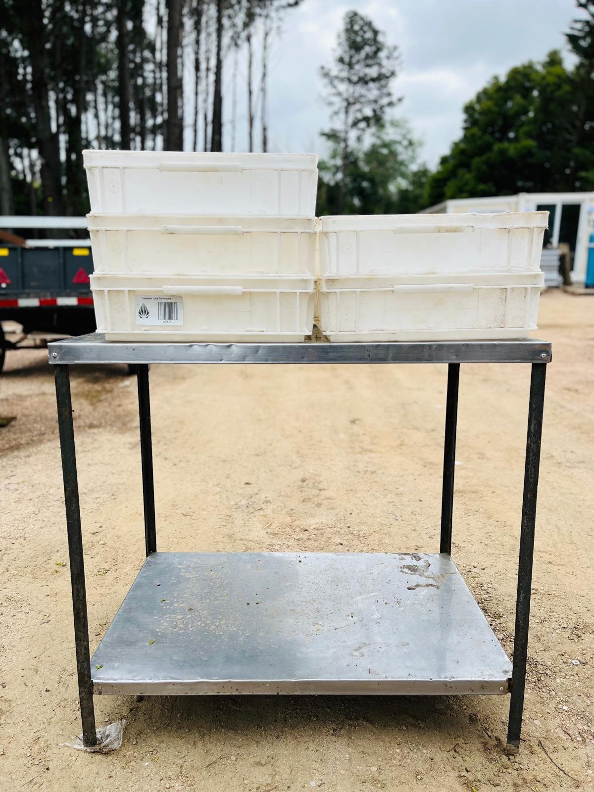 Mesa de Acero Inoxidable con 5 Bandejas de PVC