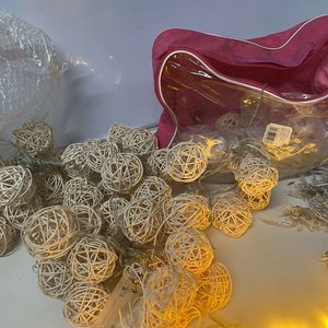 Lote de Luces Decorativas Varias: Bolas de Ratán y Guirnaldas LED - imagen 2