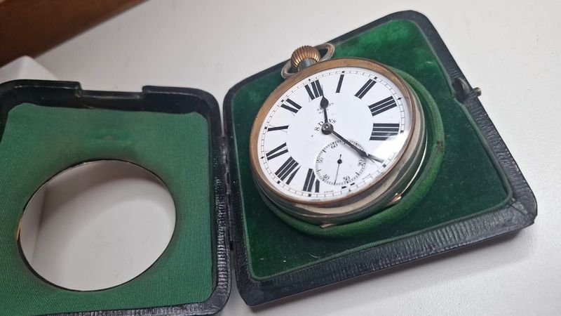 Reloj de viaje en plata con estuche y detalles - imagen 6