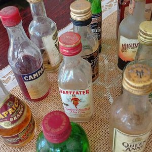 Lote de 14 Botellitas de Colección Varias Marcas - imagen 2