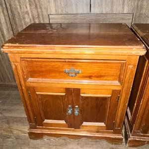 Juego de 2 Mesas de Luz de Madera con Cajón y Puertas - imagen 2